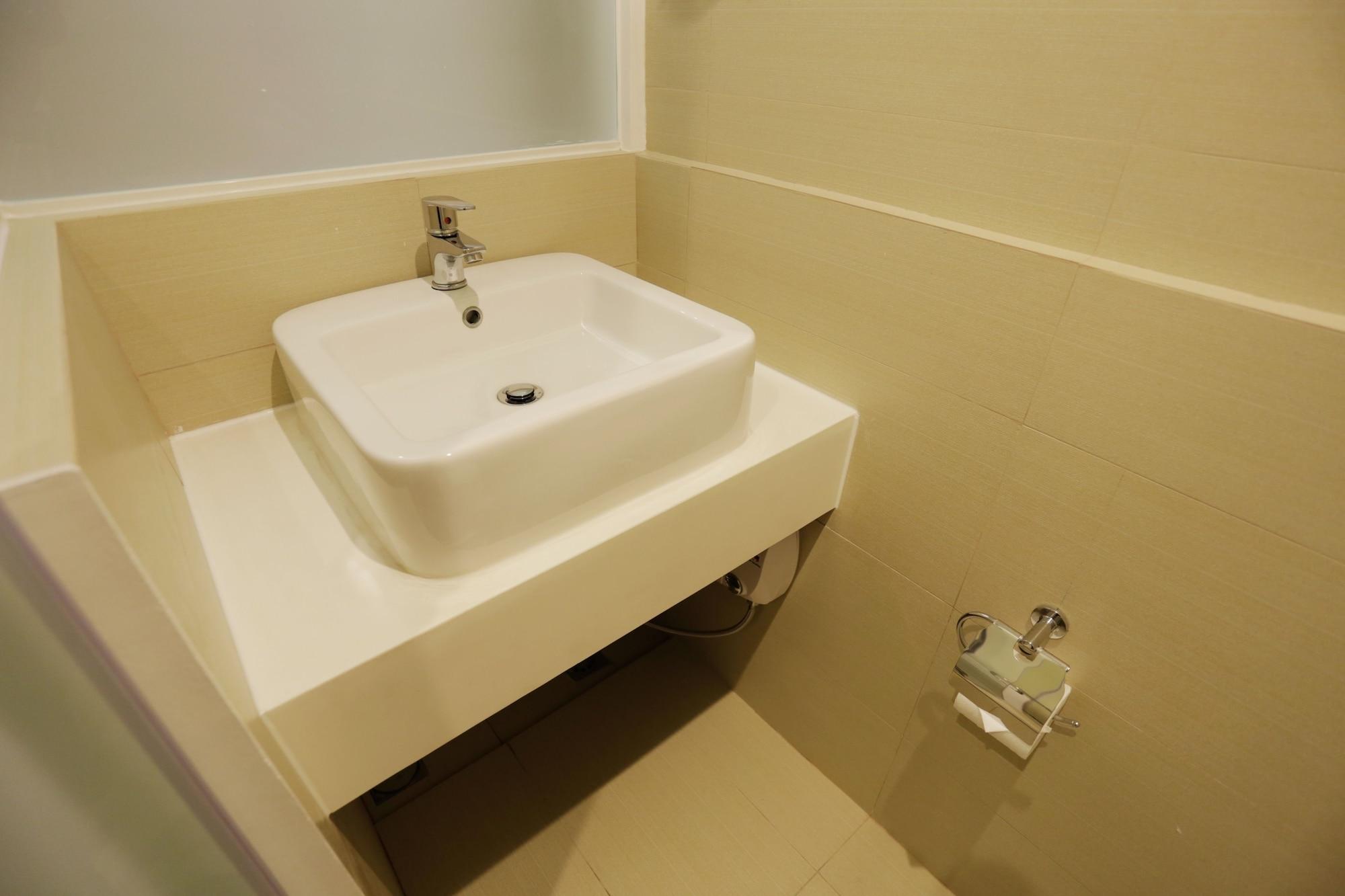 Go Hotels Timog Quezon City Exterior photo